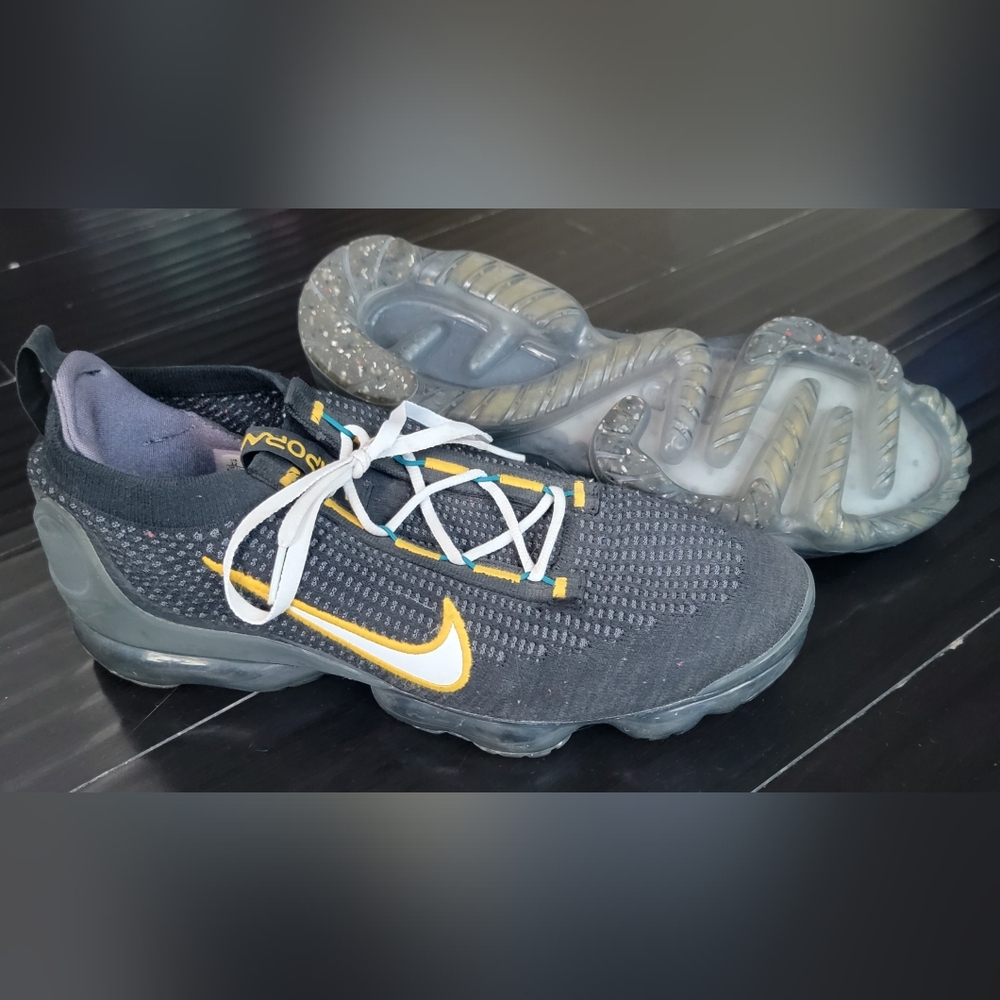 Nike Men's Black and Yellow Running Shoes